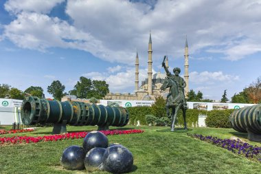 Edirne, Türkiye - 26 Mayıs 2018: Selimiye Camii ve anıt olarak Osmanlı Sultan Mehmed II Edirne şehri, Doğu Trakya, Türkiye'de Ortaçağ topuyla