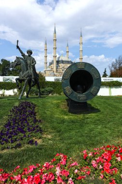 Edirne, Türkiye - 26 Mayıs 2018: Selimiye Camii ve anıt olarak Osmanlı Sultan Mehmed II Edirne şehri, Doğu Trakya, Türkiye'de Ortaçağ topuyla