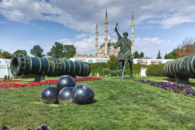 Edirne, Türkiye - 26 Mayıs 2018: Selimiye Camii ve anıt olarak Osmanlı Sultan Mehmed II Edirne şehri, Doğu Trakya, Türkiye'de Ortaçağ topuyla