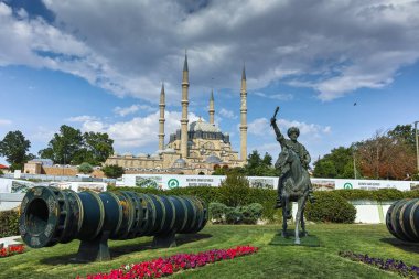 Edirne, Türkiye - 26 Mayıs 2018: Selimiye Camii ve anıt olarak Osmanlı Sultan Mehmed II Edirne şehri, Doğu Trakya, Türkiye'de Ortaçağ topuyla
