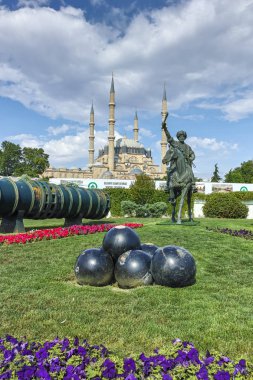 Edirne, Türkiye - 26 Mayıs 2018: Selimiye Camii ve anıt olarak Osmanlı Sultan Mehmed II Edirne şehri, Doğu Trakya, Türkiye'de Ortaçağ topuyla