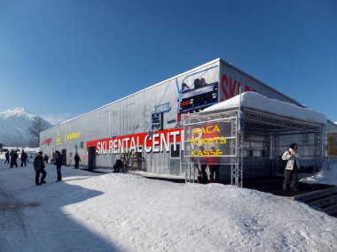 Bansko, Bulgaristan - 12 Şubat 2012: Ski area Resort Bansko, Pirin Dağı, Bulgaristan kış görünümü