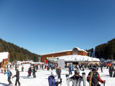 Bansko, Bulgaristan - 12 Şubat 2012: Ski area Resort Bansko, Pirin Dağı, Bulgaristan kış görünümü