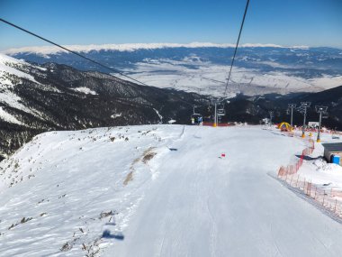 Bansko, Bulgaristan - 12 Şubat 2012: Ski area Resort Bansko, Pirin Dağı, Bulgaristan kış görünümü