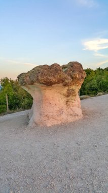 Sunrise görünümü Beli plast Köyü, bölge, Bulgaristan yakınındaki taş mantar kaya oluşumu