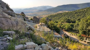 Sunrise görünümünü antik Trakya şehir olan Perperikon, bölge, Bulgaristan