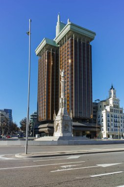 Madrid, İspanya - 21 Ocak 2018: Plaza de Colon Madrid şehir, İspanya, Columbus ve Columbus anıt kuleleri