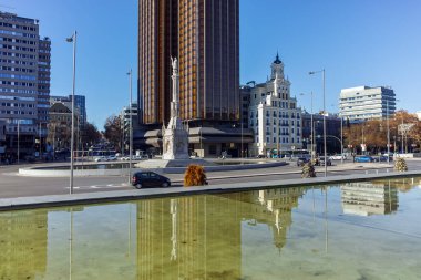 Madrid, İspanya - 21 Ocak 2018: Plaza de Colon Madrid şehir, İspanya, Columbus ve Columbus anıt kuleleri