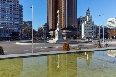 Madrid, İspanya - 21 Ocak 2018: Plaza de Colon Madrid şehir, İspanya, Columbus ve Columbus anıt kuleleri