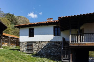 Rahibe Manastırı Orlitsa, Bulgaristan - 21 Nisan 2018: Ortaçağ Rahibe Manastırı Orlitsa St. Havari Peter ve Paul yakınındaki Rila Manastırı, bölge: Kyustendil, Bulgaria