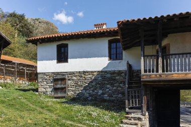 Rahibe Manastırı Orlitsa, Bulgaristan - 21 Nisan 2018: Ortaçağ Rahibe Manastırı Orlitsa St. Havari Peter ve Paul yakınındaki Rila Manastırı, bölge: Kyustendil, Bulgaria