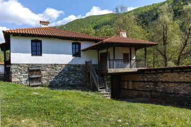 Rahibe Manastırı Orlitsa, Bulgaristan - 21 Nisan 2018: Ortaçağ Rahibe Manastırı Orlitsa St. Havari Peter ve Paul yakınındaki Rila Manastırı, bölge: Kyustendil, Bulgaria