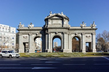 Madrid, İspanya - 21 Ocak 2018: Puerta de Alcala şehir Madrid, İspanya