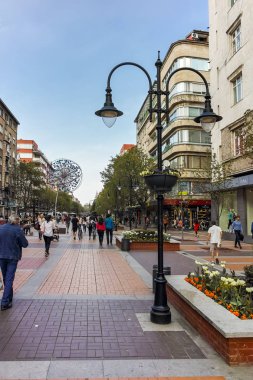 Sofia, Bulgaristan-13 Nisan 2018: Boulevard Vitosha yılında Sofya şehrin insanlar yürürken