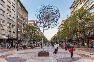 Sofia, Bulgaristan-13 Nisan 2018: Boulevard Vitosha yılında Sofya şehrin insanlar yürürken