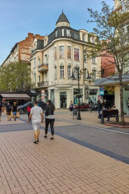 Sofia, Bulgaristan-13 Nisan 2018: Boulevard Vitosha yılında Sofya şehrin insanlar yürürken