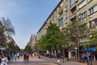 Sofia, Bulgaristan-13 Nisan 2018: Boulevard Vitosha yılında Sofya şehrin insanlar yürürken
