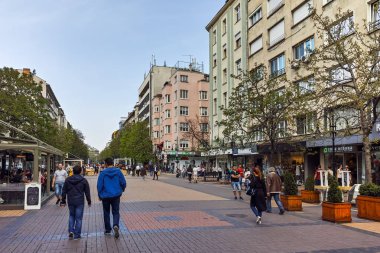 Sofia, Bulgaristan-13 Nisan 2018: Boulevard Vitosha yılında Sofya şehrin insanlar yürürken