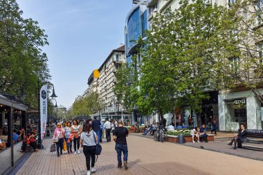 Sofia, Bulgaristan-13 Nisan 2018: Boulevard Vitosha yılında Sofya şehrin insanlar yürürken