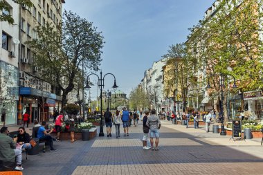 Sofia, Bulgaristan-13 Nisan 2018: Boulevard Vitosha yılında Sofya şehrin insanlar yürürken
