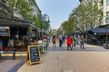 Sofia, Bulgaristan-13 Nisan 2018: Boulevard Vitosha yılında Sofya şehrin insanlar yürürken