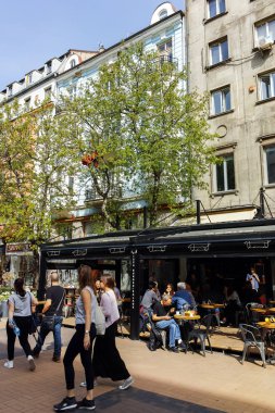 Sofia, Bulgaristan-13 Nisan 2018: Boulevard Vitosha yılında Sofya şehrin insanlar yürürken