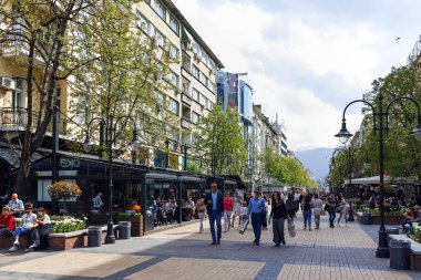 Sofia, Bulgaristan-13 Nisan 2018: Boulevard Vitosha yılında Sofya şehrin insanlar yürürken