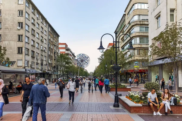 Sofia, Bulgaristan-13 Nisan 2018: Boulevard Vitosha yılında Sofya şehrin insanlar yürürken