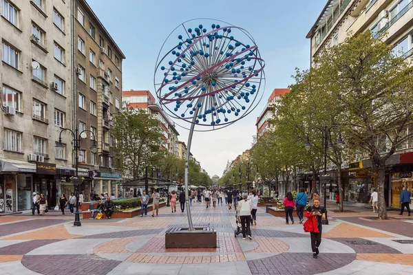 Sofia, Bulgaristan-13 Nisan 2018: Boulevard Vitosha yılında Sofya şehrin insanlar yürürken