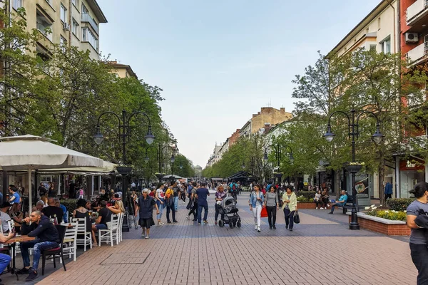 Sofia, Bulgaristan-13 Nisan 2018: Boulevard Vitosha yılında Sofya şehrin insanlar yürürken