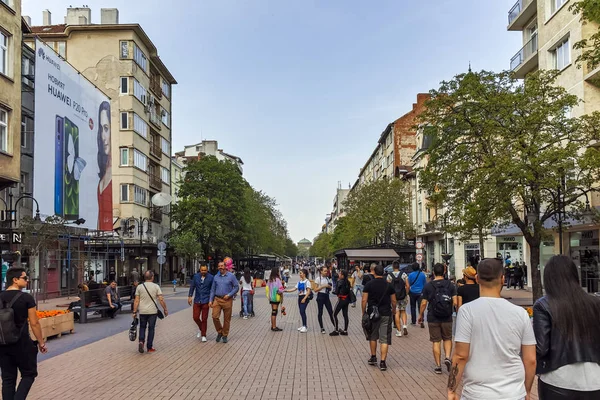 Sofia, Bulgaristan-13 Nisan 2018: Boulevard Vitosha yılında Sofya şehrin insanlar yürürken