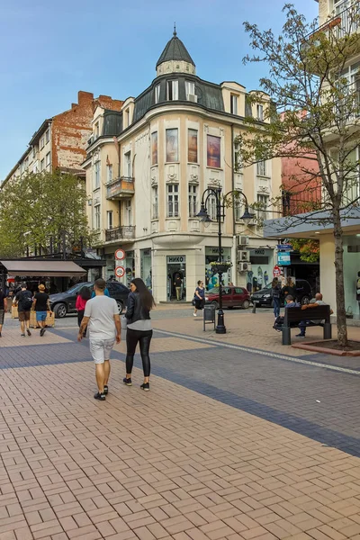 Sofia, Bulgaristan-13 Nisan 2018: Boulevard Vitosha yılında Sofya şehrin insanlar yürürken