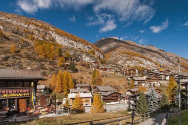Zermatt, İsviçre - 27 Ekim 2015: Sonbahar Panoraması Zermatt Resort, Valais, İsviçre