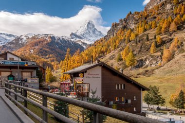 Zermatt, İsviçre - 27 Ekim 2015: Sonbahar Panoraması Zermatt Resort, Valais, İsviçre