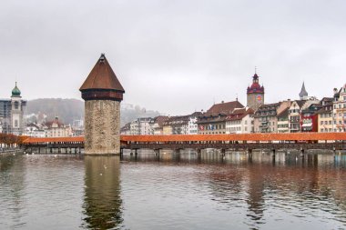 Luzern, İsviçre - 28 Ekim 2015: Şapel Köprüsü ve Reuss Nehri'ne, Lucerne, İsviçre