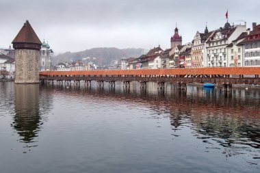 Luzern, İsviçre - 28 Ekim 2015: Şapel Köprüsü ve Reuss Nehri'ne, Lucerne, İsviçre
