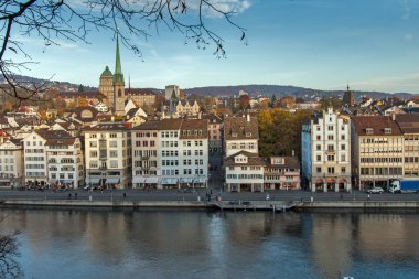 Zürih, İsviçre - 28 Ekim 2015: Zürih şehir Limmat Nehri, İsviçre, yansıması