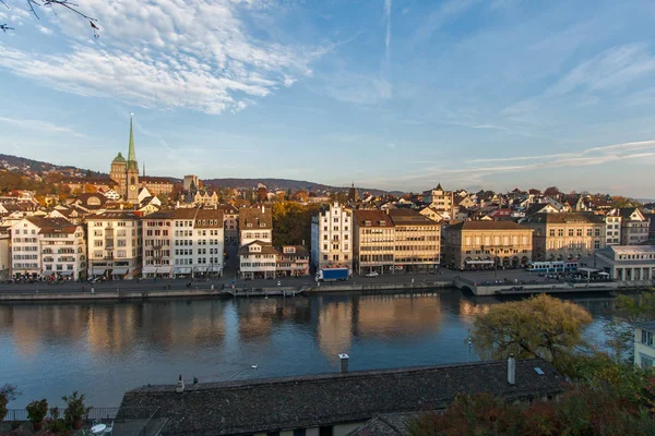 Zurich Suiza Octubre 2015 Reflexión Ciudad Zurich Río Limmat Suiza — Foto de Stock