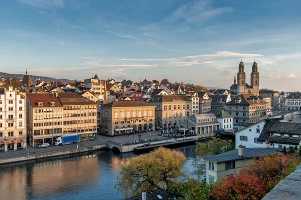 Zurich Suiza Octubre 2015 Reflexión Ciudad Zurich Río Limmat Suiza — Foto de Stock