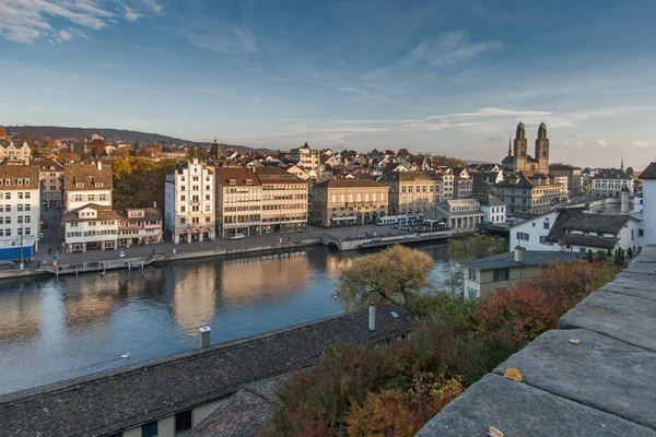 Zurich Suiza Octubre 2015 Reflexión Ciudad Zurich Río Limmat Suiza — Foto de Stock