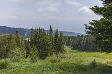 Cherni Vrah zirvesinde Vitosha Mountain, Sofya şehir bölge, Bulgaristan için üzerinden manzara Hiking iz