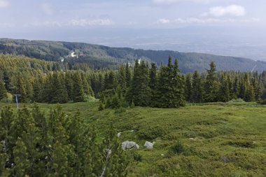 Cherni Vrah zirvesinde Vitosha Mountain, Sofya şehir bölge, Bulgaristan için üzerinden manzara Hiking iz