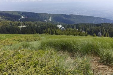 Cherni Vrah zirvesinde Vitosha Mountain, Sofya şehir bölge, Bulgaristan için üzerinden manzara Hiking iz