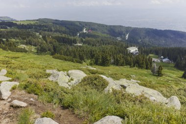 Cherni Vrah zirvesinde Vitosha Mountain, Sofya şehir bölge, Bulgaristan için üzerinden manzara Hiking iz