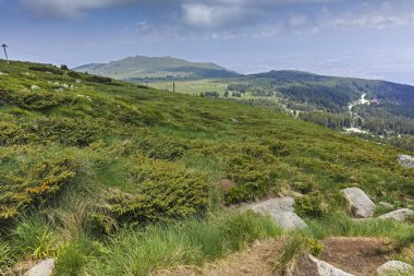 Cherni Vrah zirvesinde Vitosha Mountain, Sofya şehir bölge, Bulgaristan için üzerinden manzara Hiking iz