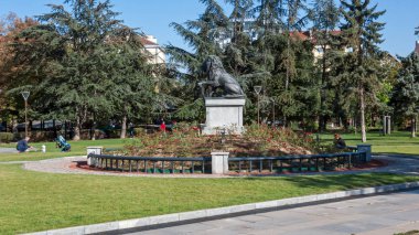 Sofia, Bulgaristan - 5 Ekim 2018: Memorial birinci ve altıncı piyade alayı Sofya, Bulgaristan Ulusal Kültür Sarayı önünde park