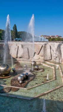 Sofia, Bulgaristan - 5 Ekim 2018: Çeşmeler Sofya, Bulgaristan Ulusal Kültür Sarayı önünde