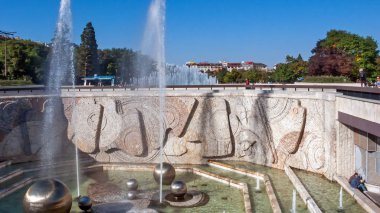 Sofia, Bulgaristan - 5 Ekim 2018: Çeşmeler Sofya, Bulgaristan Ulusal Kültür Sarayı önünde