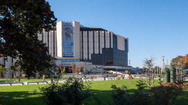 Sofia, Bulgaristan - 5 Ekim 2018: Memorial birinci ve altıncı piyade alayı Sofya, Bulgaristan Ulusal Kültür Sarayı önünde park