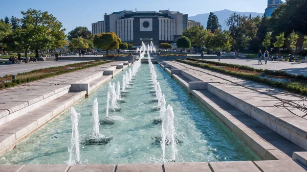 Sofia, Bulgaristan - 5 Ekim 2018: çiçek bahçesi ve Ulusal Kültür Sarayı, Sofia, Bulgaristan